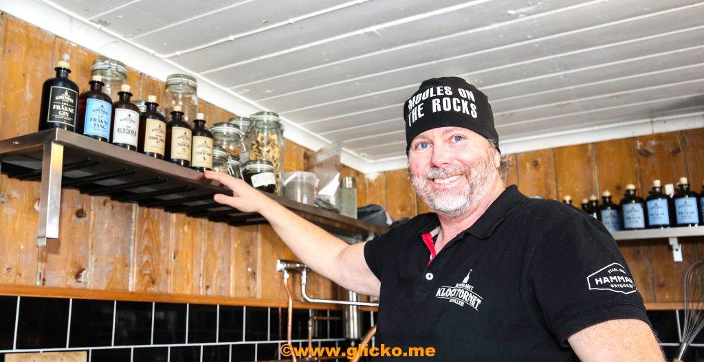 Supersuccé för Klocktornet destilleri och deras ginsorter. Nu lanserar de också en ny spritsort tillsammans med hårdrocksbandet Hardcore&nbsp;Superstar