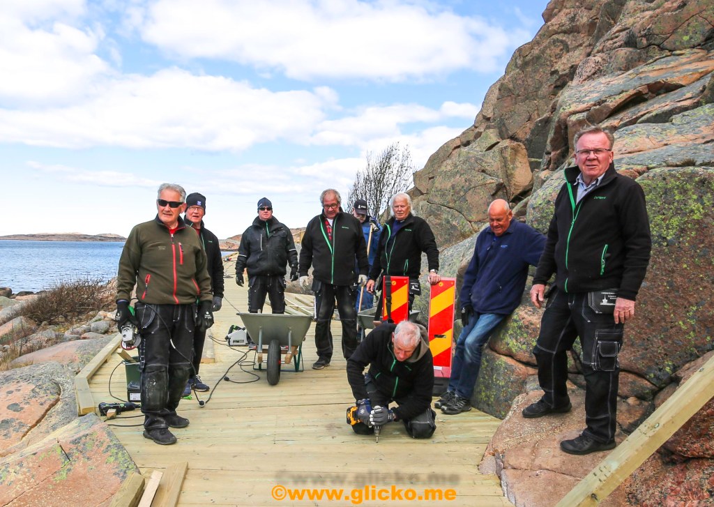 Idag lade Lysekils Vänner den sista brädan på den över 340 meter långa strandpromenaden mellan Stora Långevik och Långeviks badplats