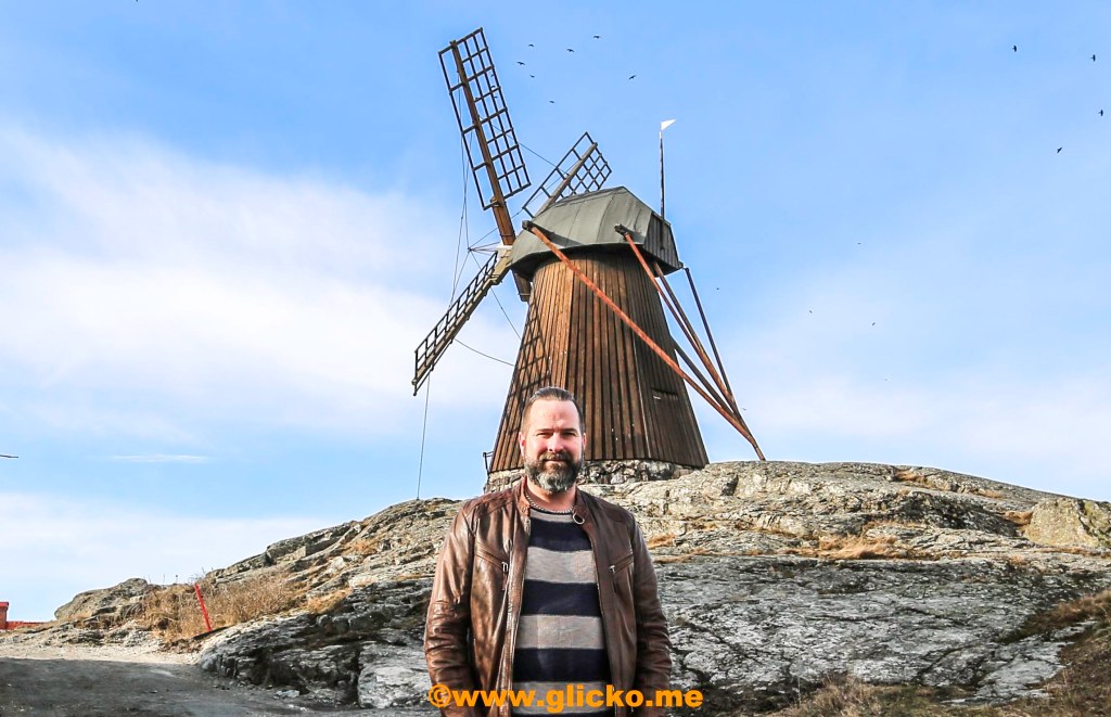 ”Kapten” eller Johan Rantil som han heter, var en av de fyra finalisterna i tv-serien Tjuv & Polis som spelades in i Lysekil våren 2020. Jag tog med mig Johan till Skaftö för att åter igen minnas finalstunden vid kvarnen i&nbsp;Fiskebäckskil