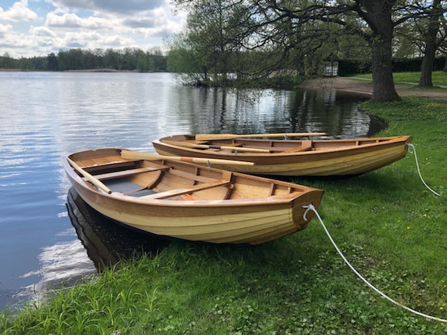 Jesper Wilén boende i Grundsund på Skaftö fick i uppdrag av Regeringskansliet att tillverka två träekor till statsministerns rekreationsbostad i&nbsp;Harpsund
