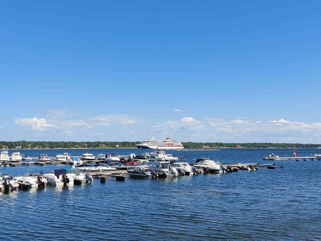 Kryssningsfartyget Hanseatic Inspiration lägger sig för ankare utanför Lysekil på&nbsp;fredag
