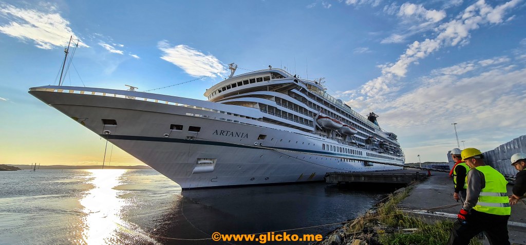 Nu på morgon kom kryssningsfartyget M/S Artania och lade till vid Grötö&nbsp;Rev