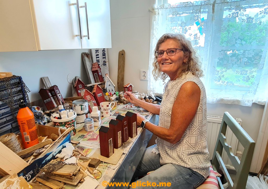 Idag får ni följa med till Skalhamn här i Lysekils kommun och träffa Heléne Berghult som gör fantastiska skapelser av drivved