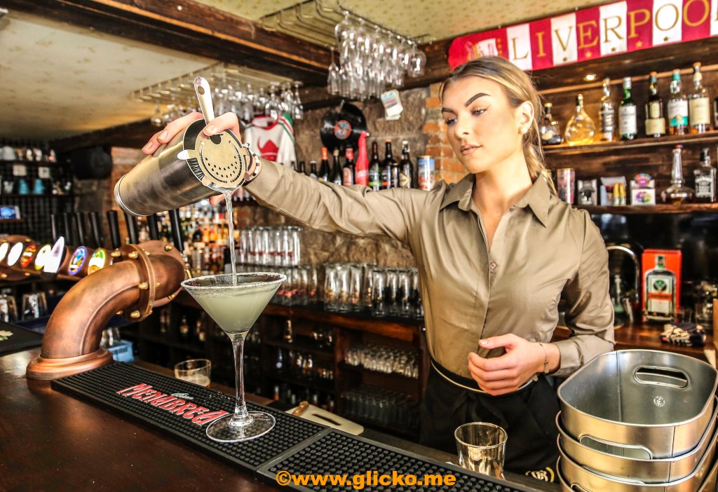 Lysekilstjejen Tilda Fredh blir delägare i kvarterskrogen The Old House Inn i Lysekil