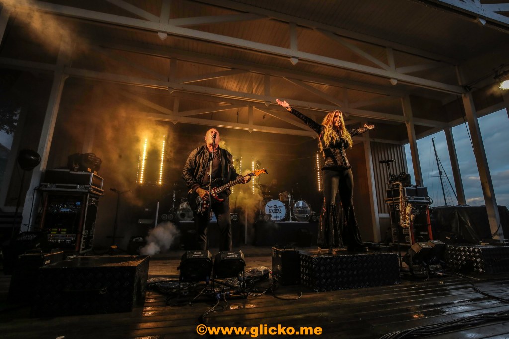 Trots regn drog Rydell & Quick ett par tusen till Måndagsklubben i&nbsp;Lysekil