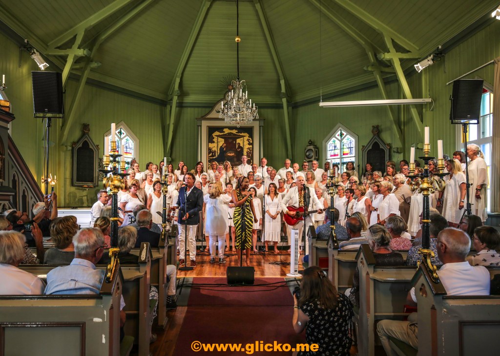 Triple & Touch och Ntombie Shobede gjorde två fullsatta och bejublade konserter i Grundsund kyrka på&nbsp;onsdagskvällen