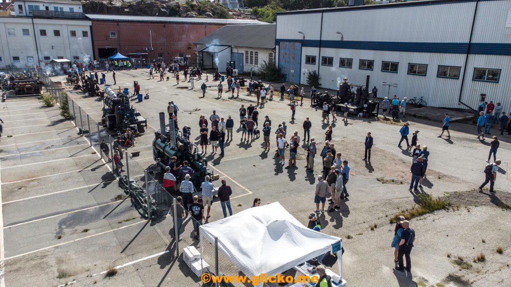 Massor av folk på Tändkulemotorns dag här i Lysekil