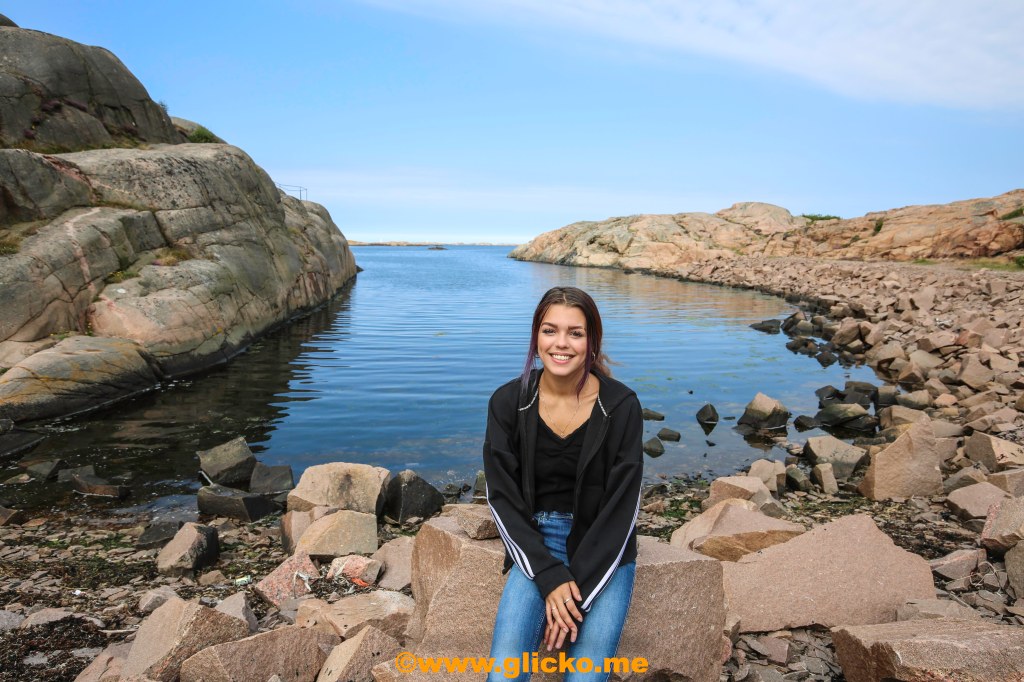 Naomi Elander som de senaste åren bott i Lysekil har släppt flera låtar på Spotify