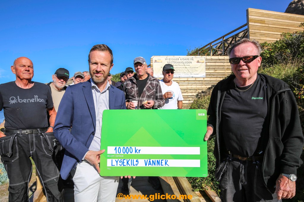 Idag startade Lysekils Vänner upp med etapp 3 av strandpromenaden och samtidigt kom Mattias Abrahamsson från SEB på besök och lämnade över 10 000&nbsp;kronor