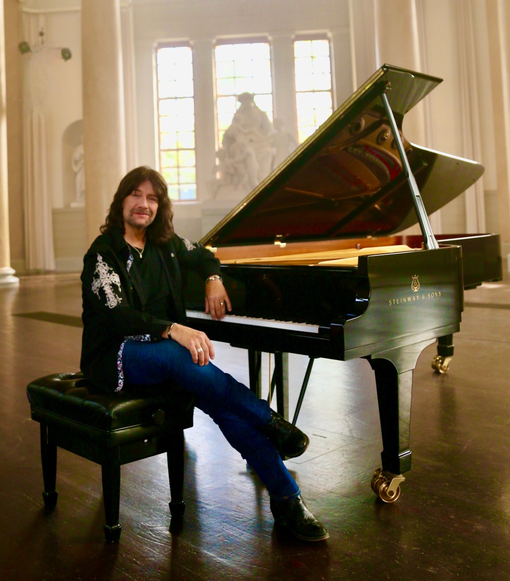 Nypremiär för Robert Wells soloturné ”Wells – Vid Flygeln”. Robert besöker både Ljungskile och Bovallstrand i oktober