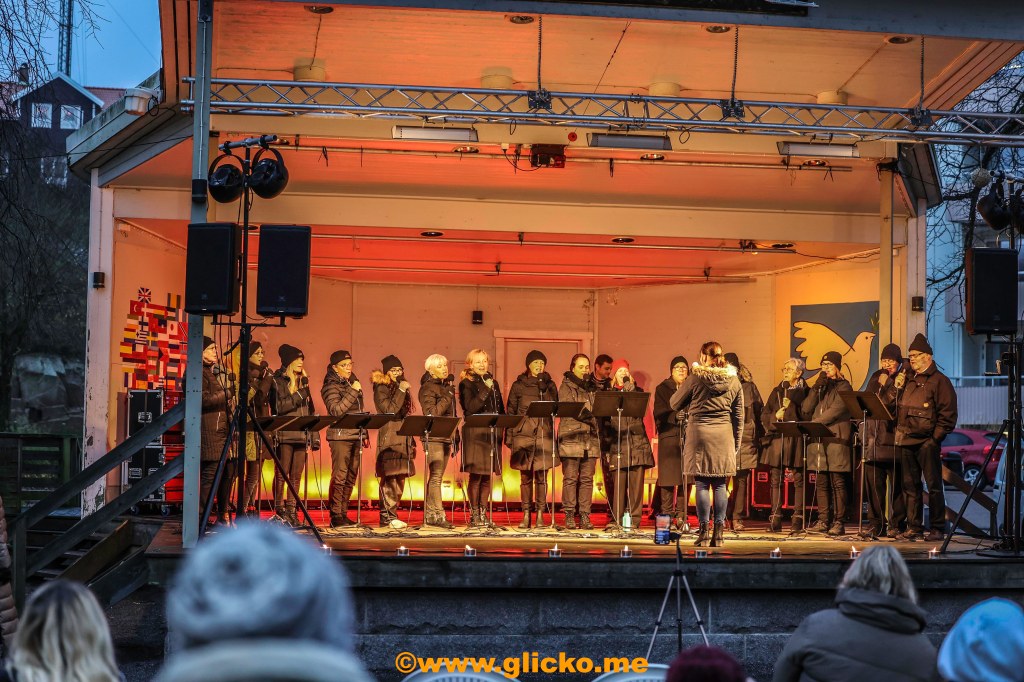 Papayas vann skylttävlingen och Lars Björneld tände ljusslingan i stadsparken