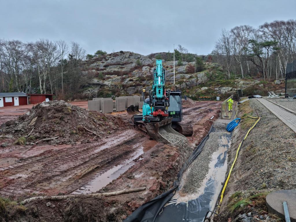 Nu har den största upprustningen någonsin av tennisbanorna i Fiskebäckskil på Skaftö&nbsp;startat