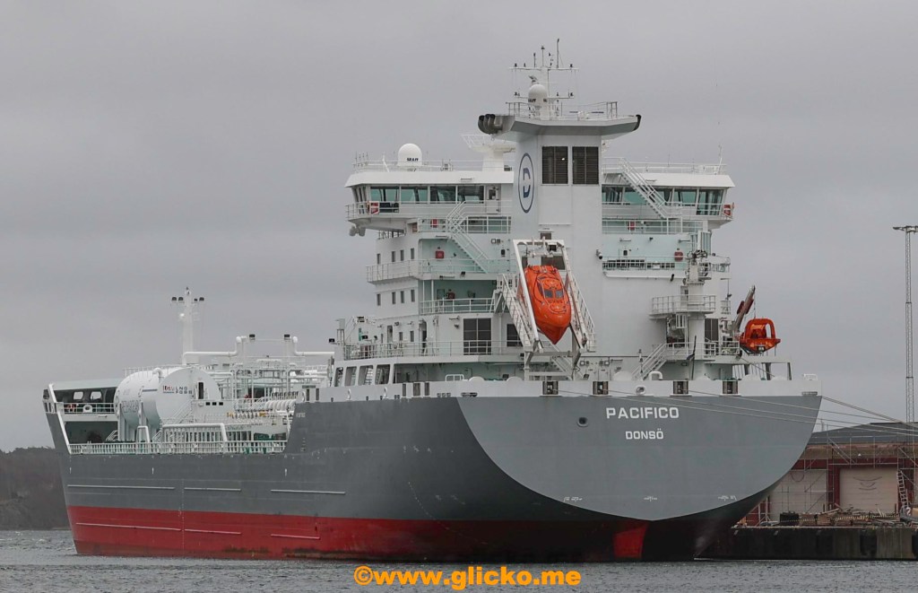 Tankfartyget M/T Pacifico ligger vid kajen vid Grötö