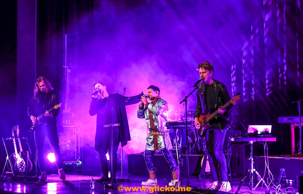 Jon Henrik Fjällgren trollband ett fullsatt Östraboteatern i Uddevalla