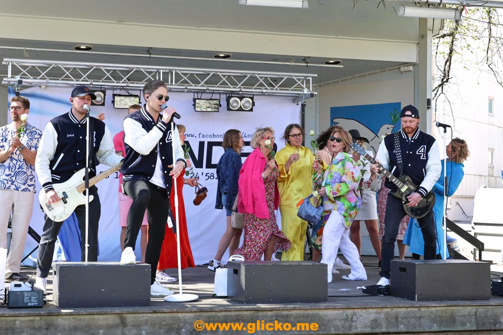 Vårmarknad med musik och modevisning i stadsparken i Lysekil