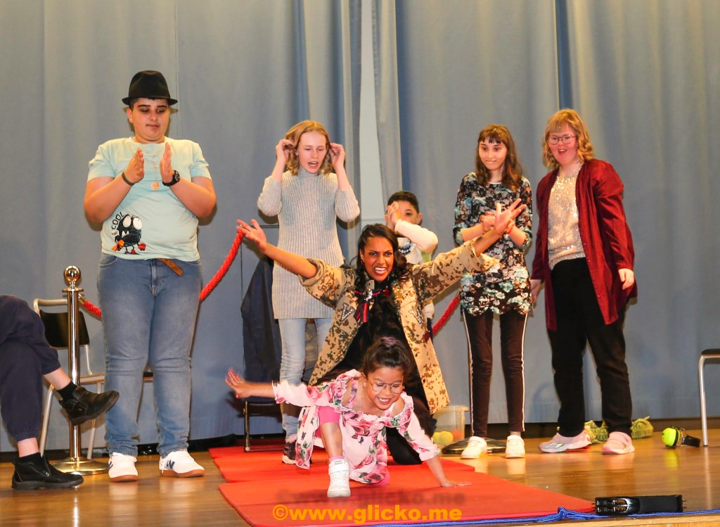 Särskolan ihop med Viktoria Widelius bjöd på härlig underhållning i Gullmarsskolans&nbsp;aula.