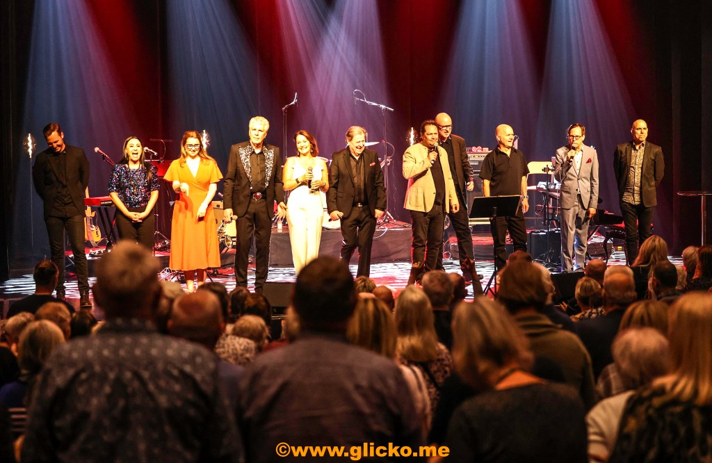 Dansband Deluxe bjöd på svensktoppshits på Östraboteatern i Uddevalla