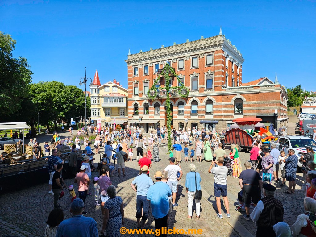 Midsommarfirande i Lysekil. Kl.11:00 restes midsommarstången på Kungstorget i&nbsp;Lysekil