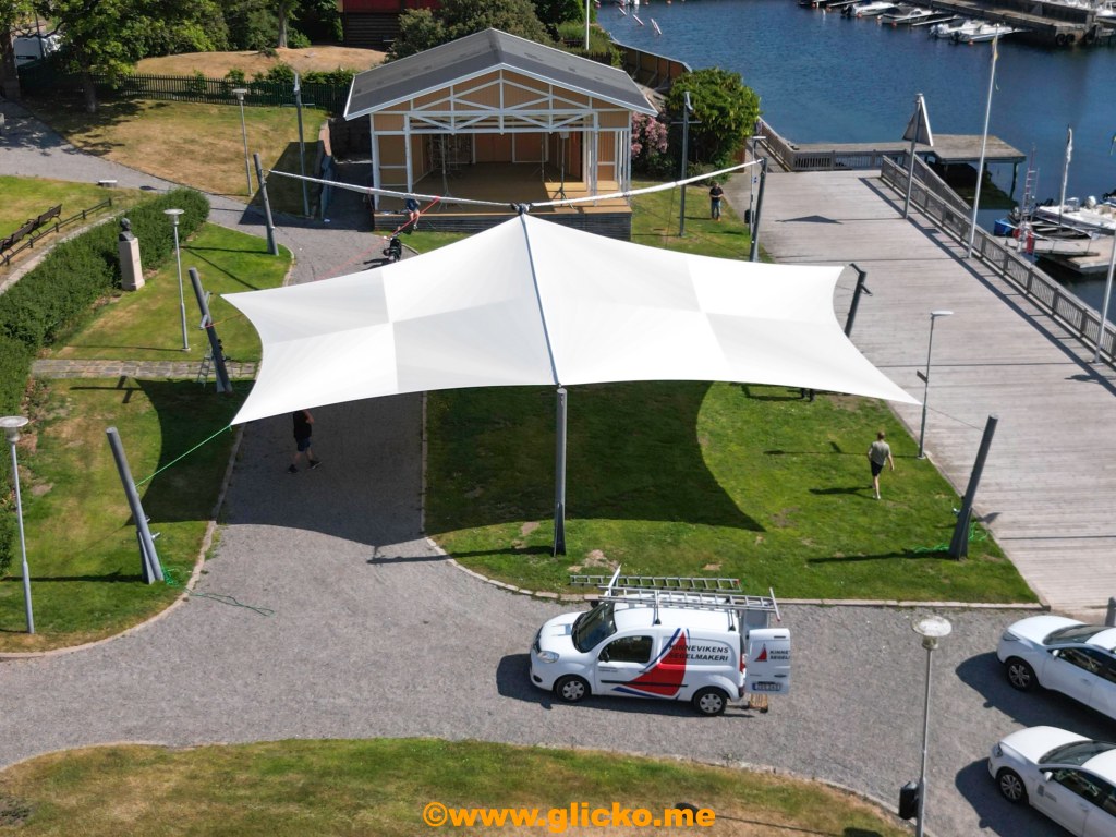 Igår fick Kustnöje och Lysekils kommun lära sig hur det nya segeldukstaket i Havsbadsparken&nbsp;fungerar