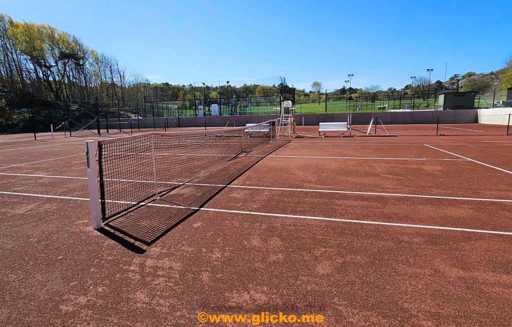 Se tennislegendarerna spela tennis på Skaftö