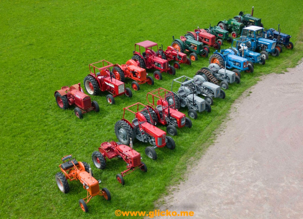 Nu står Arne Nicklassons fina traktorsamling ute på ängen i&nbsp;Branseröd