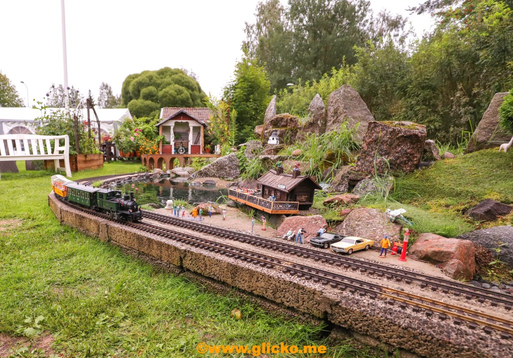 Helena och Roger har en järnväg i sin trädgård