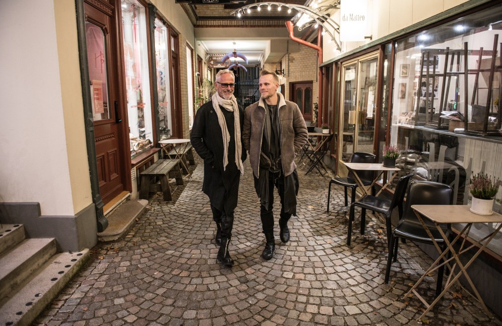 Uno Svenningsson släpper jullåt med sonen Mark Bihli som tar klivet ut i&nbsp;rampljuset