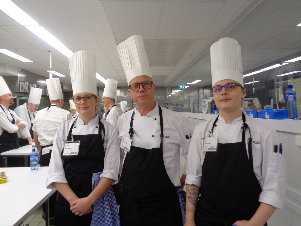 Frida och Oliwer från Gullmarsgymnasiet i Lysekil var med och fixade maten till&nbsp;Nobelgästerna