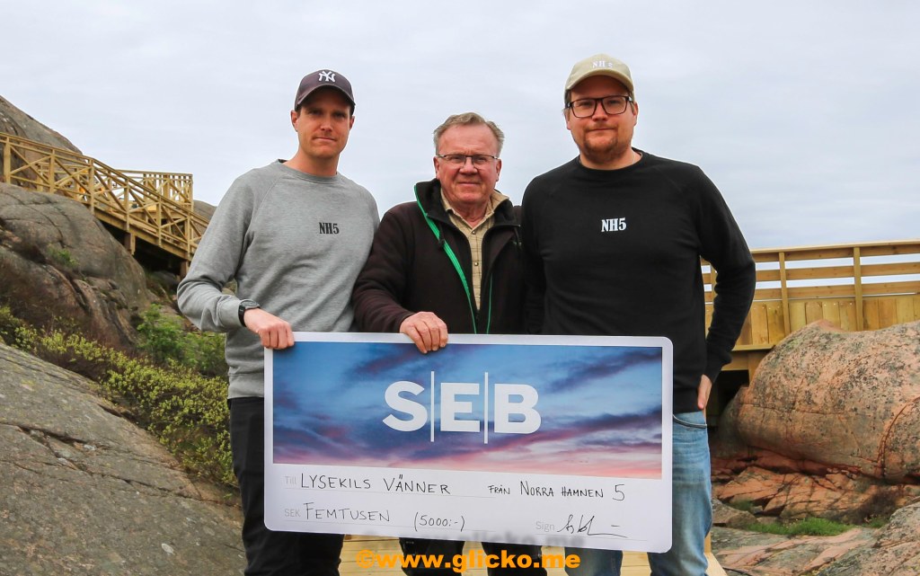 Lysekils Vänner fick en check på 5000 kronor av&nbsp;NH5