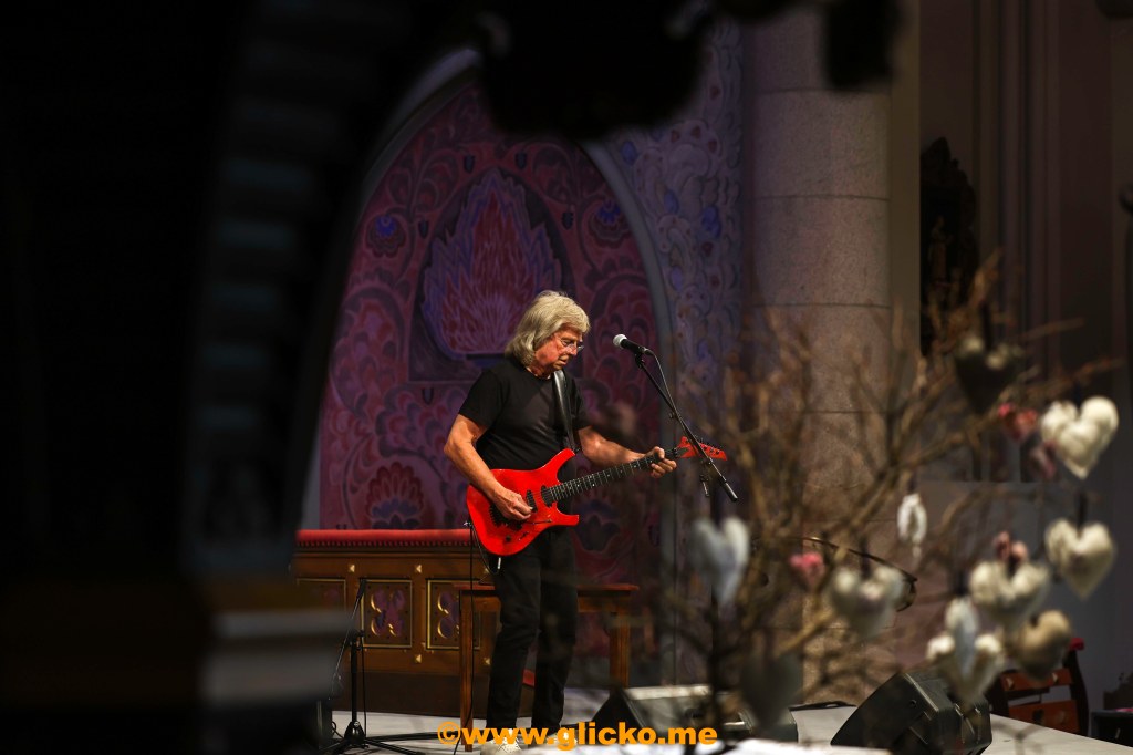 Den legendariske gitarristen Janne Schaffer bjöd på en historisk musikalisk resa i Lysekils&nbsp;kyrka