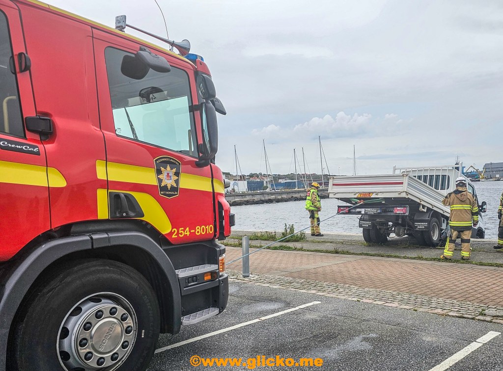 En rullande pickup överraskade Jakob och Philip när de stod och fiskade