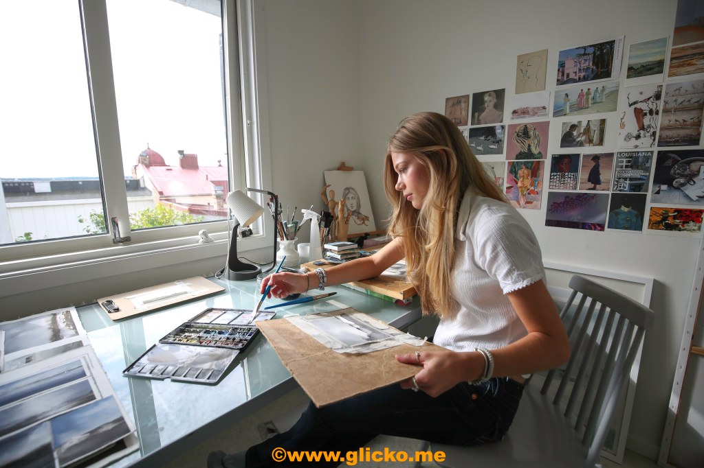 Idag får ni träffa en ung konstnär på bloggen som heter Vera Strand