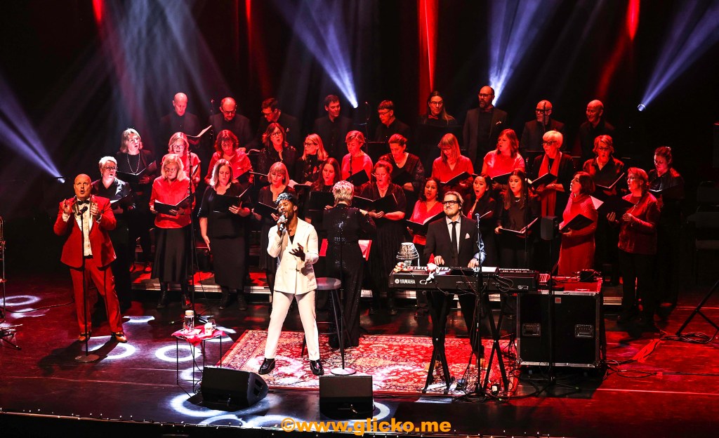Stämningsfull kväll med John Lundvik, Magnus Johansson och Marcos Ubeda på Vara konserthus