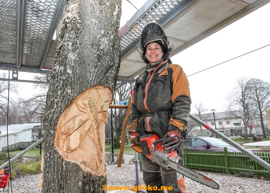 Motorsågskonstnären Malin Nilsson skapade fina konstverk på lönnstammen i&nbsp;stadsparken