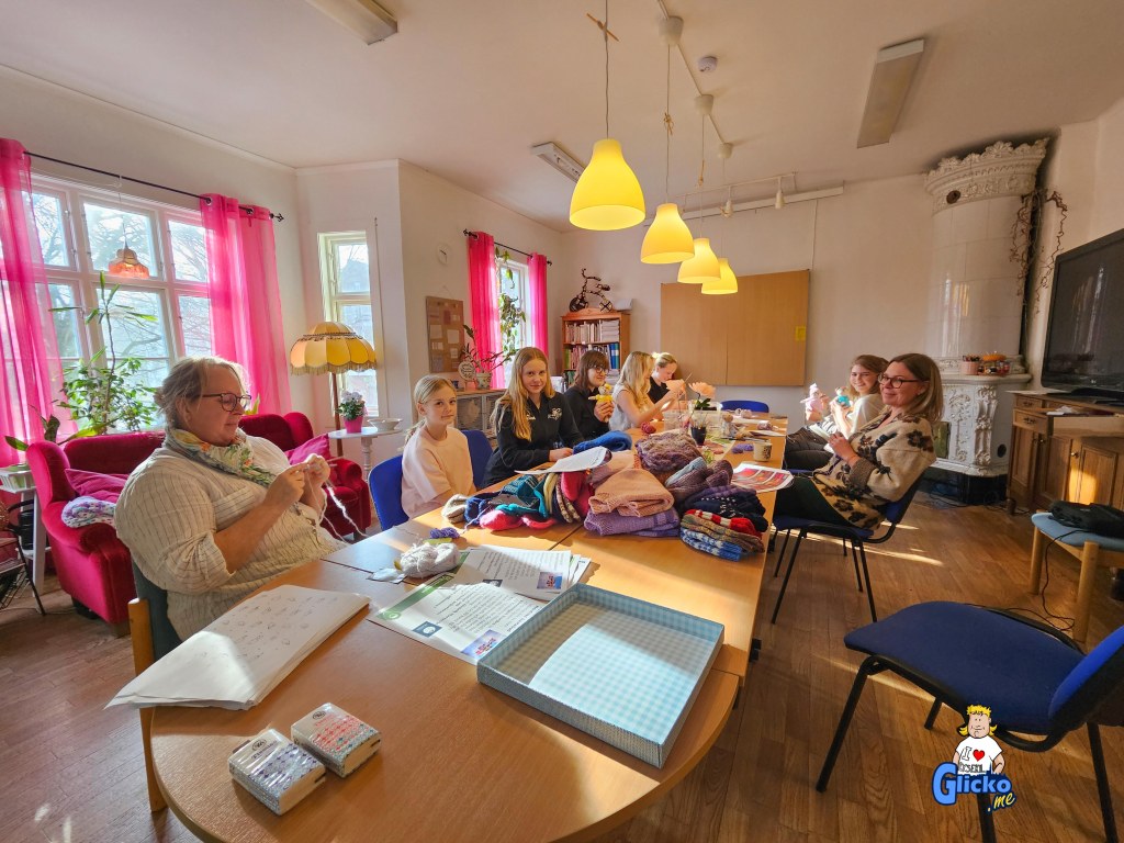 Vi Unga i Lysekil stickar kläder till nallar som skall skickas vidare till barnhem i&nbsp;Ukraina