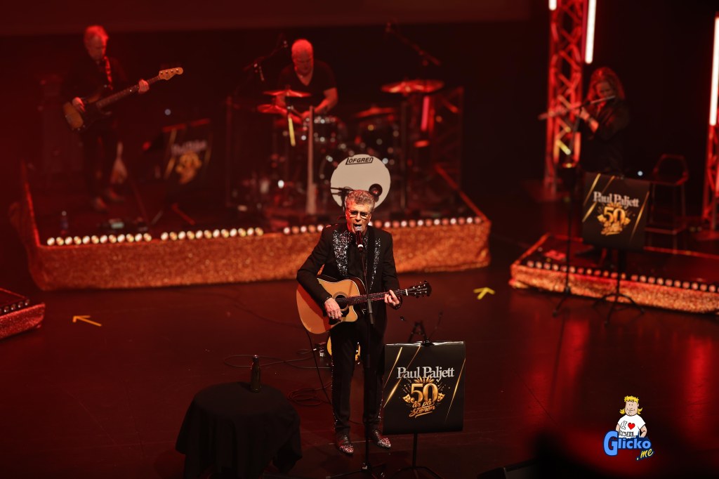 Stående ovationer för Paul Paljett och jubileumsshowen 50 år på scenen på Hebeteatern i&nbsp;Trollhättan