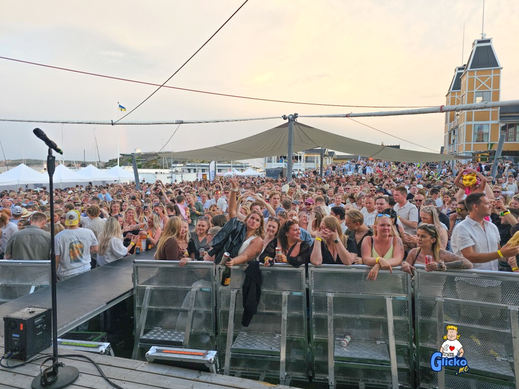 Mer än 4000 gästade Kustnöjes Måndagsklubb. DUO JAG bjöd på en magisk kväll i&nbsp;solskenet