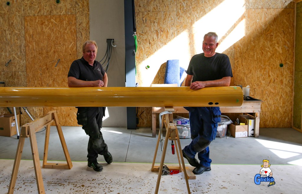 Båtbyggaren Jesper Wilén har byggt en mast på över 14&nbsp;meter