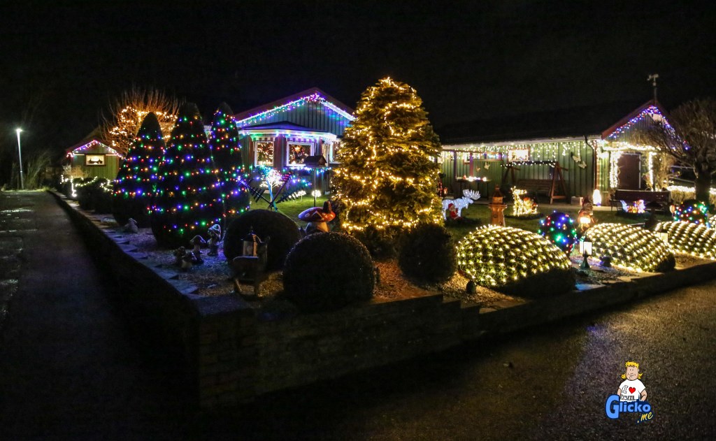Jultraditionen med de fina ljusslingorna på huset och i trädgården fortsätter hos familjen Meijer i&nbsp;Lysekil