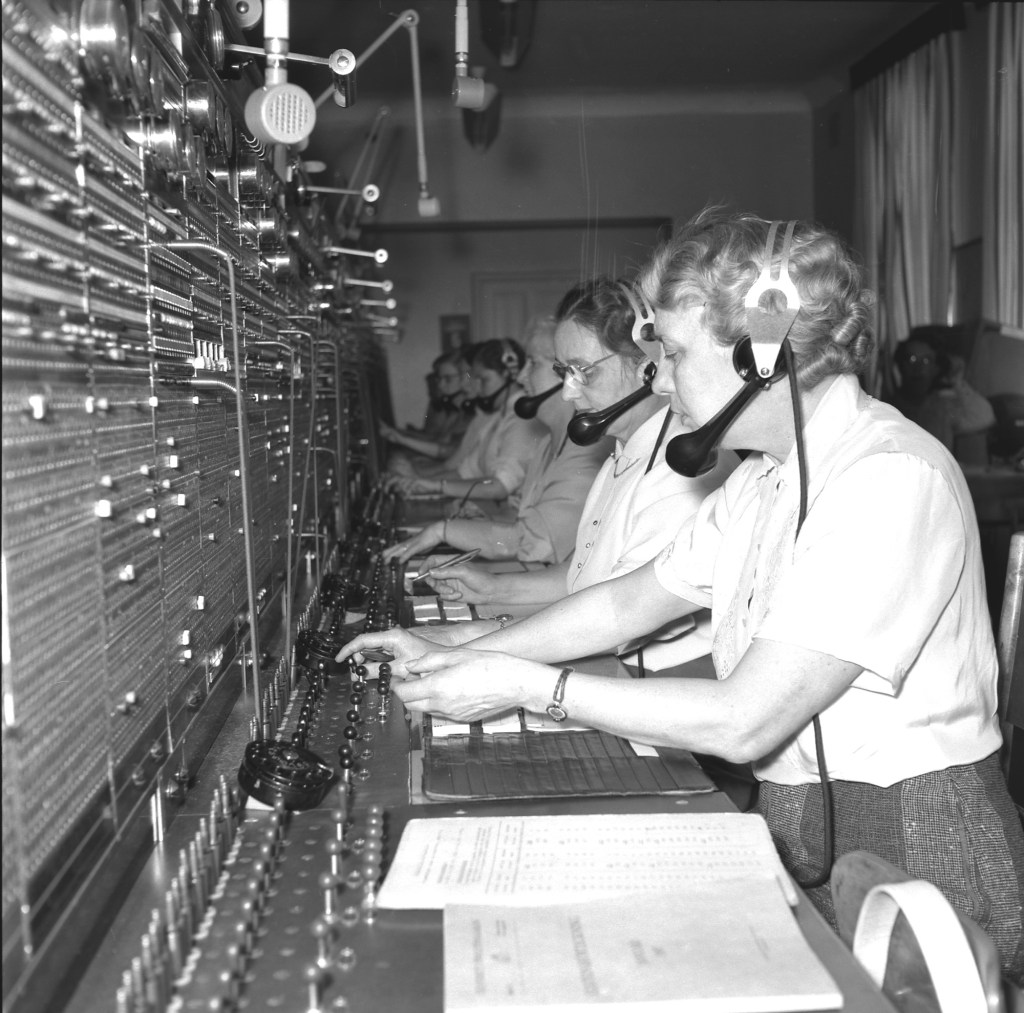 Bilder berättar – Telefonen kommer till&nbsp;Lysekil
