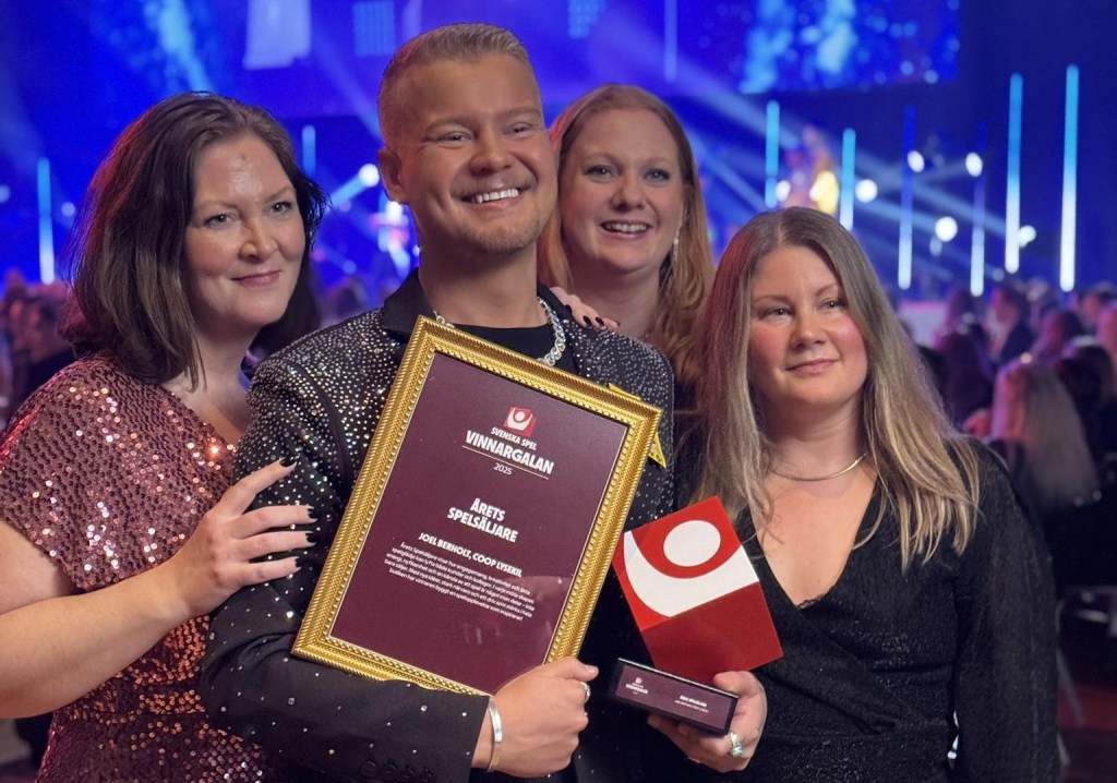 Joel Berholt på Stora Coop i Lysekil blev ”Årets&nbsp;Spelsäljare”