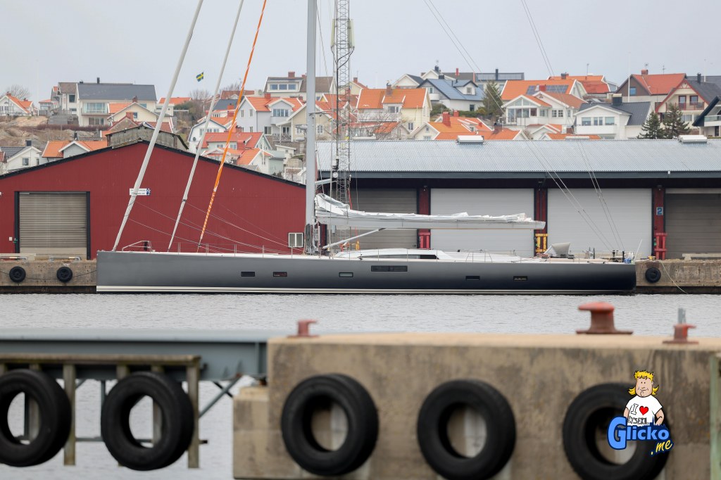 Segelyachten Nikata ligger  vid kaj i&nbsp;Lysekil