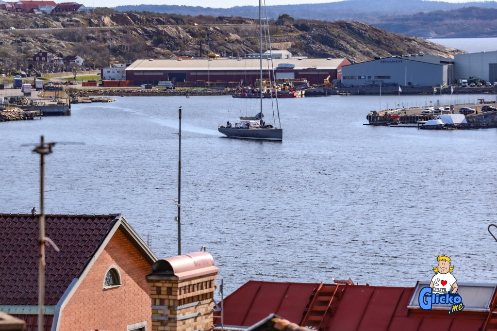 Segelyachten Nikata ligger vid kaj i&nbsp;Lysekil