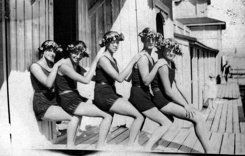 Bilder berättar – simtävlingar i Havsbadet med&nbsp;OS-simmare