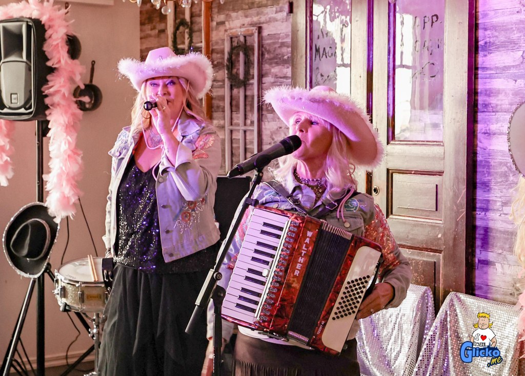 Fullsatt när Eileen H. Lind och Lena Nilsson hyllade Dolly Parton på Café&nbsp;Kungsgatan